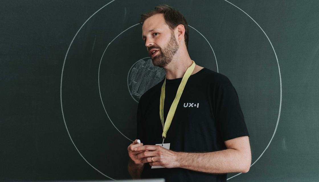 Christian Korff erklärt die Kreisorganisation von UX&I auf dem UXcamp Europe 22